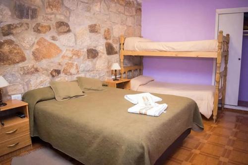 Ένα ή περισσότερα κρεβάτια σε δωμάτιο στο Hostal "El Tomolasta"