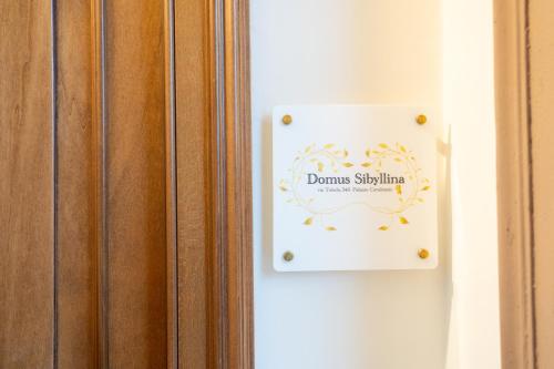 a sign on a door that reads dans singleness at Domus Sibyllina, Palazzo Cavalcanti in Naples