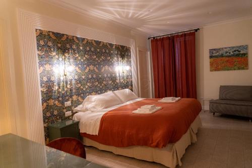 a bedroom with a bed with a floral wall at Domus Sibyllina, Palazzo Cavalcanti in Naples