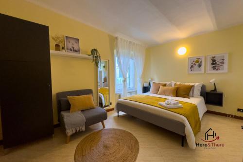 ein Schlafzimmer mit einem großen Bett und einem Stuhl in der Unterkunft [Genoa Centre] Porto Antico 7min • Trains 4min in Genua