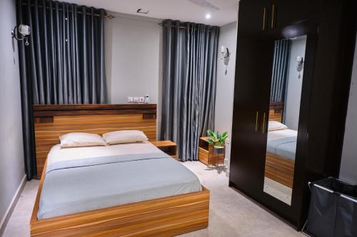 um quarto com 2 camas e um espelho em The Pearls - Penthouse em East Legon