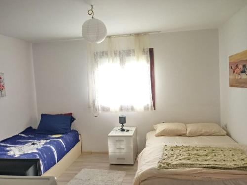 um quarto com 2 camas e uma janela em ꕤ Comfy Home ꕤ - Make yourself at home em Belgrado