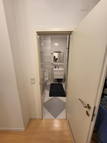 y baño con aseo y lavamanos. en Apartman Jarun lake, en Zagreb