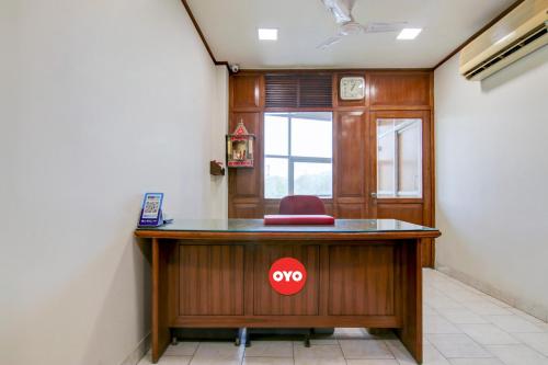 biuro z biurkiem z czerwonym znakiem stopu w obiekcie Flagship Shyam Villa w Nowym Delhi