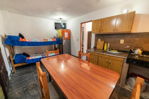 - une cuisine avec une table et un lit dans une chambre dans l'établissement Palmeras Departamentos, à Santa Teresita