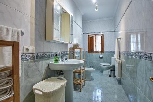 een badkamer met een wastafel en een toilet bij Casa Rural Casa Capión in Villaviciosa
