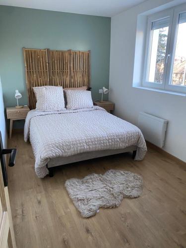 une chambre avec un grand lit et une fenêtre dans l'établissement Appart lac lamartine, à Aix-les-Bains