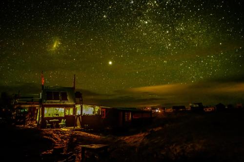 a starry night with a sky filled with stars at Narakan Cabo Polonio in Cabo Polonio