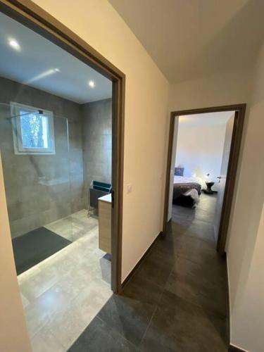 une chambre avec une porte en verre menant à une chambre dans l'établissement Monte Santu T2, à Prunelli-di-Fiumorbo