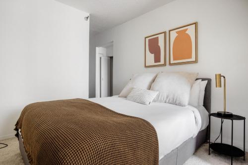 Postel nebo postele na pokoji v ubytování Streeterville Studio w Gym Pool nr Navy Pier CHI-445