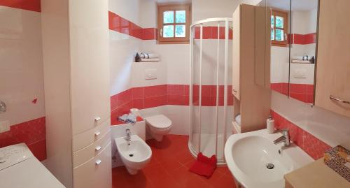 y baño con ducha, aseo y lavamanos. en VILLA TERESA, en San Lugano