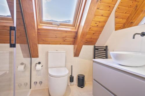 uma casa de banho com um WC e um lavatório em Luderna - Dúplex des Neres em Vielha