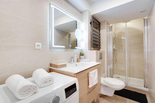 e bagno con servizi igienici, lavandino e doccia. di Charming FLAT - Père Lachaise a Parigi