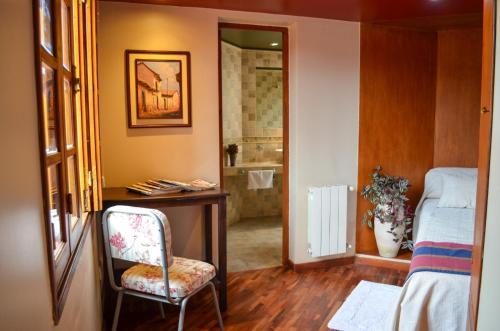 1 dormitorio con escritorio con silla y baño en Catalina Apart en San Salvador de Jujuy