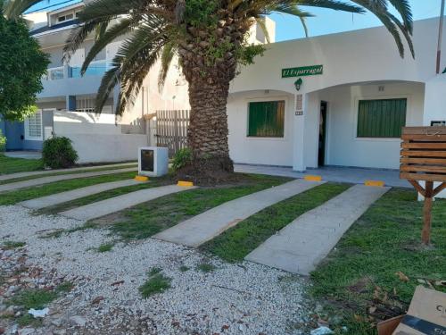 una palmera frente a un edificio en El Esparragal Santa Clara del Mar en Santa Clara del Mar