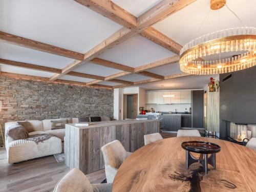 un salon avec une table et des chaises en bois dans l'établissement Appartement neuf skis aux pieds avec accès piscine et SPA à Courchevel 1850 - FR-1-564-103, à Courchevel