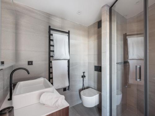 une salle de bain avec un lavabo et des toilettes dans l'établissement Appartement neuf skis aux pieds avec accès piscine et SPA à Courchevel 1850 - FR-1-564-103, à Courchevel