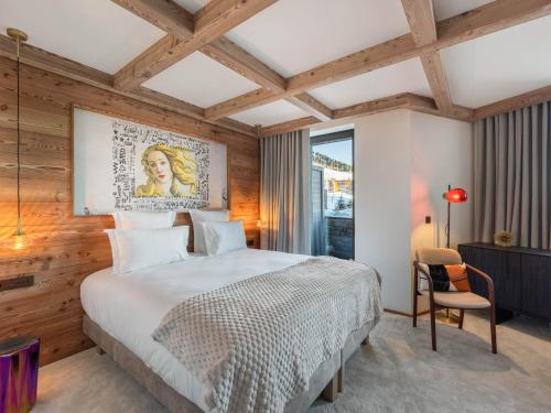 une chambre avec un grand lit et une fenêtre dans l'établissement Appartement neuf skis aux pieds avec accès piscine et SPA à Courchevel 1850 - FR-1-564-103, à Courchevel