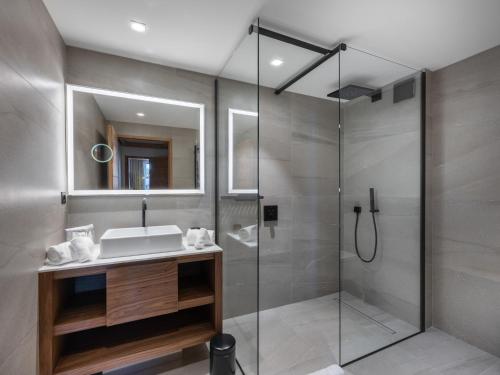 une salle de bain avec un lavabo et une douche dans l'établissement Appartement Neuf Ski-in/Ski-out avec Piscine, SPA et Cheminée à Courchevel 1850 - FR-1-564-109, à Courchevel