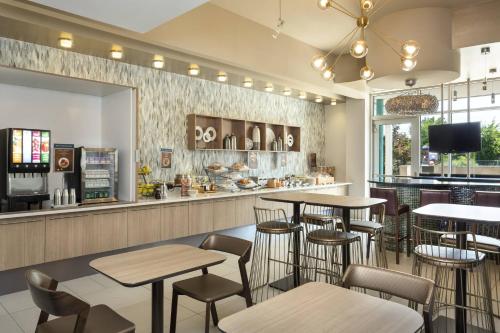 Reštaurácia alebo iné gastronomické zariadenie v ubytovaní SpringHill Suites by Marriott Philadelphia Airport / Ridley Park