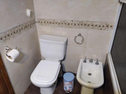 Baño pequeño con aseo y lavamanos en Casa faro de Evangelina en Mar del Plata