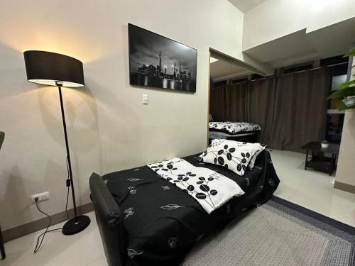 Een bed of bedden in een kamer bij A2J Luxury 1BR BGC Suite Near Uptown Mall Taguig