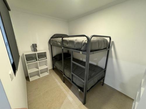 Habitación con litera en una habitación en Piso nuevo al lado del mar, en Valencia