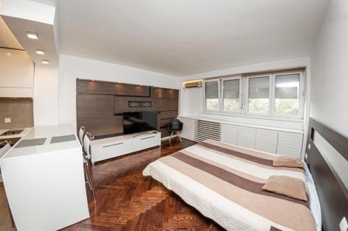 Un dormitorio con una cama y un escritorio. en KAN Suites 1, en Belgrado
