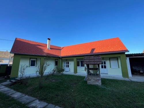uma casa com um telhado laranja e um quintal em Olive Holiday House Croatia 
