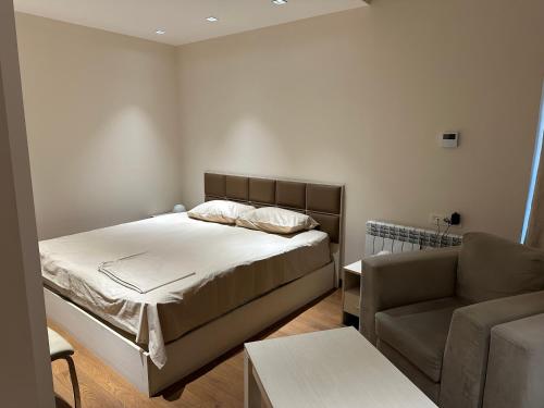 Postel nebo postele na pokoji v ubytování Beautiful apartment in the center of Yerevan