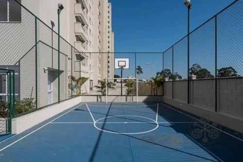 a basketball court with a net and a basketball hoop at Apartamento 3 Quartos - 807D in Contagem