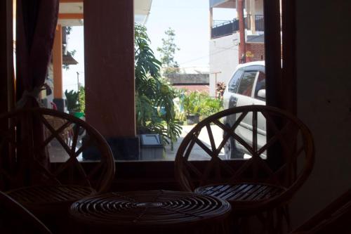 塔王曼谷的住宿－Mutiara sari，两把椅子坐在窗前
