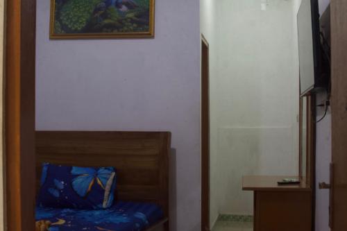 塔王曼谷的住宿－Mutiara sari，一间卧室配有一张床,上面有蝴蝶枕头