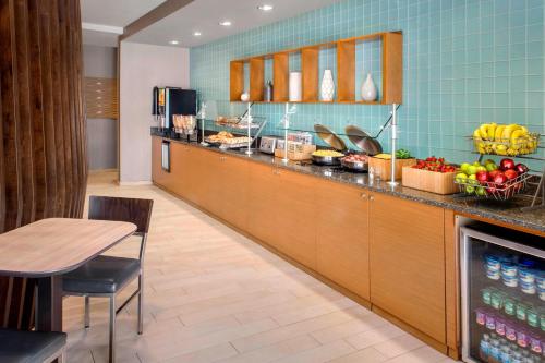 SpringHill Suites Long Island Brookhavenにあるキッチンまたは簡易キッチン
