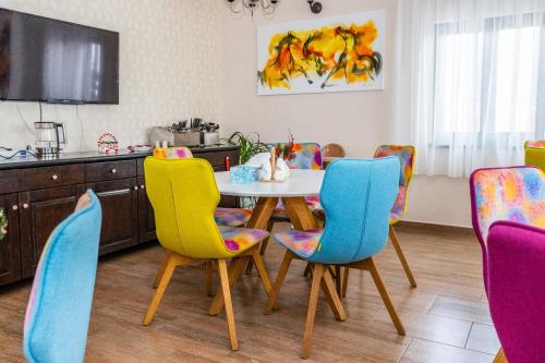 a dining room with a table and chairs at VILA LUCA-Hotel in Şirnea