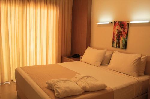 um quarto com uma cama com duas toalhas em The Presidential Suit 2BR Apartment with Gym and Bar em Jounieh