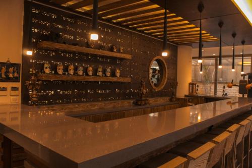 een bar met een lange bar in een restaurant bij The Presidential Suit 2BR Apartment with Gym and Bar in Jounieh