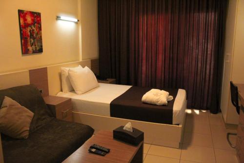 Kama o mga kama sa kuwarto sa Harbor Haven Suites Single Room with Gym and Bar