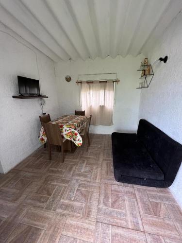 Zimmer mit einem Bett und einem Tisch in einem Zimmer in der Unterkunft Casita sencilla en la Aguada in La Aguada