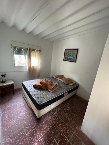 ein Schlafzimmer mit einem Bett in einem Zimmer in der Unterkunft Casita sencilla en la Aguada in La Aguada