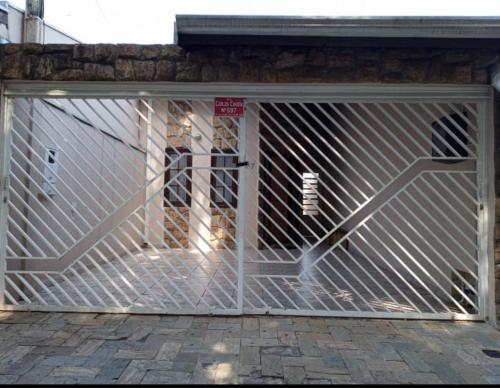 eine Garagentür mit einem Tor vor einem Gebäude in der Unterkunft Quarto Hokkaido na Sakura House in Indaiatuba