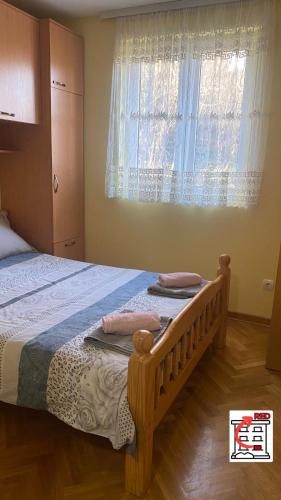 Ένα ή περισσότερα κρεβάτια σε δωμάτιο στο Apartman RED u Vrnjačkoj Banji