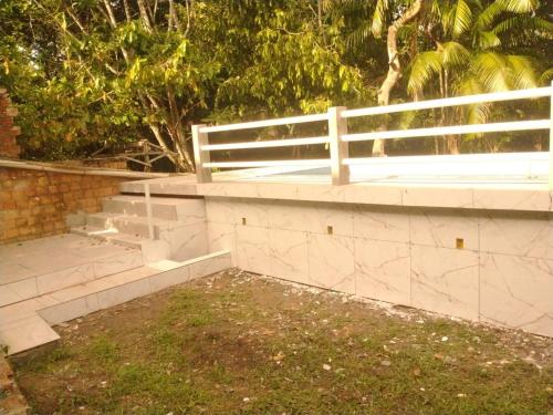 ベレンにあるCasa Ariramba Mosqueiroの白いベンチ