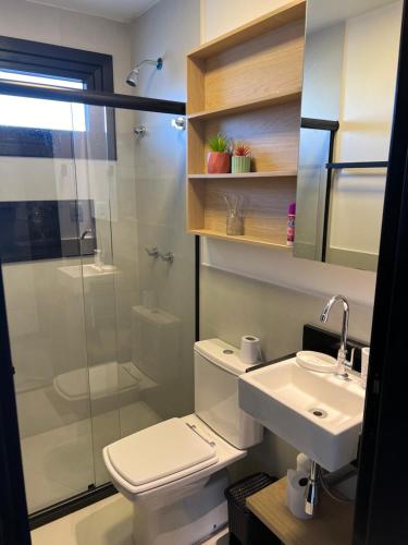 uma casa de banho com um WC, um lavatório e um chuveiro em Vila do Lago Praia do Forte em Mata de Sao Joao