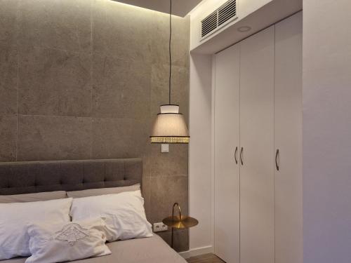 1 dormitorio con 1 cama y armario blanco en Sintra Viscount Apartment - Private Terrace, en Sintra