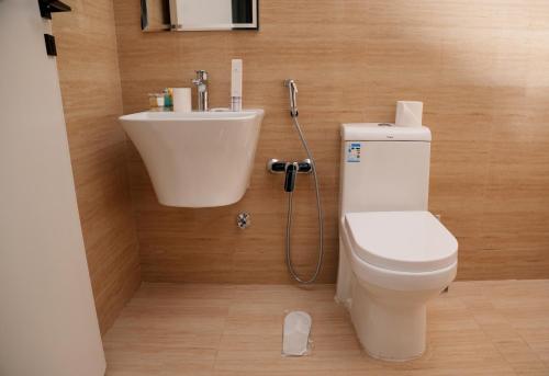 ein Bad mit einem WC und einem Waschbecken in der Unterkunft شقة فندقية Elite Corner in Riad