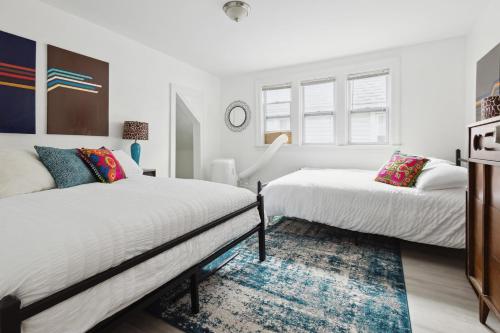 מיטה או מיטות בחדר ב-4Bd Home Detroit Museums Holiday Getaway