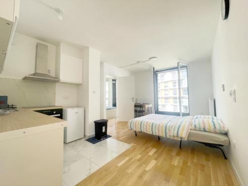 uma cozinha branca com uma cama no meio de um quarto em Cosy, simple, centrale, easy transport em Asnières-sur-Seine