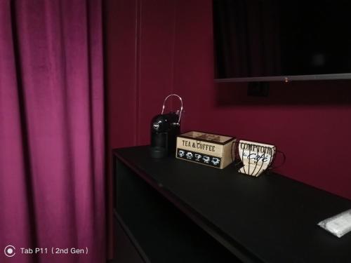 eine Schachtel auf einem Tisch neben einer rosa Wand in der Unterkunft Blu room in Taranto