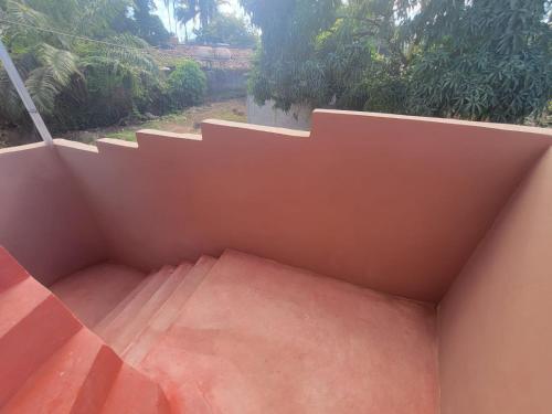 een trap naar een balkon met oranje treden bij Hospedaje San Antonio in Danlí